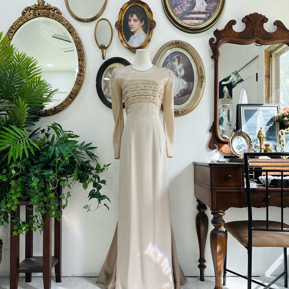 Carolina Herrera Long-Sleeve Cream Evening Gown - Picture 4 of 13